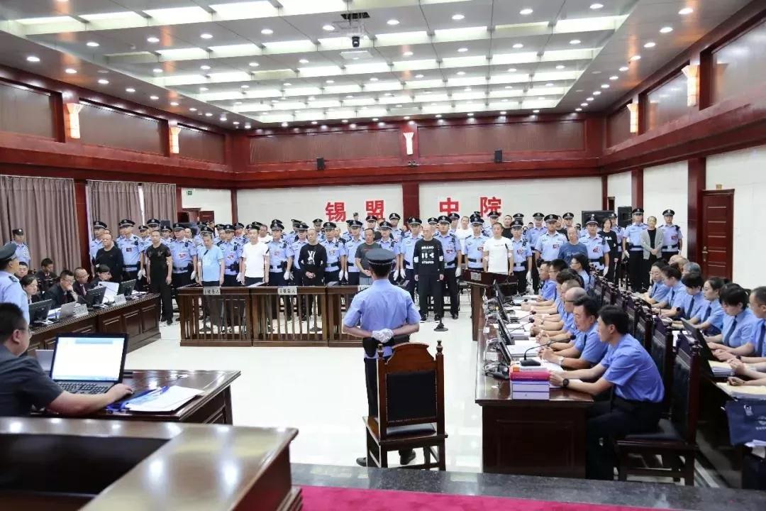 锡盟检察分院提起公诉的范泉智等23人涉黑案今日开庭审理